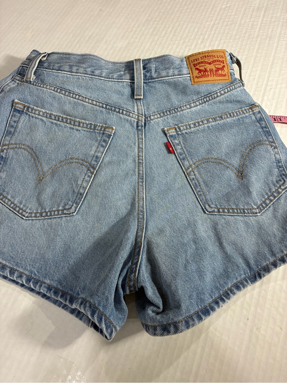 LEVI'S HIGH RISE MOM SHORT - Picture 14 of 16